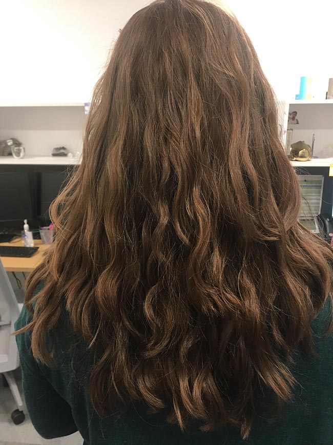 Guia completo de finalização para cabelo ondulado: fitagem e produtos essenciais