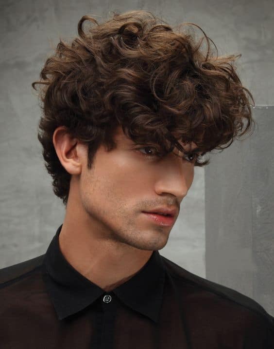 Guia completo de finalização para cabelo ondulado: fitagem e produtos essenciais