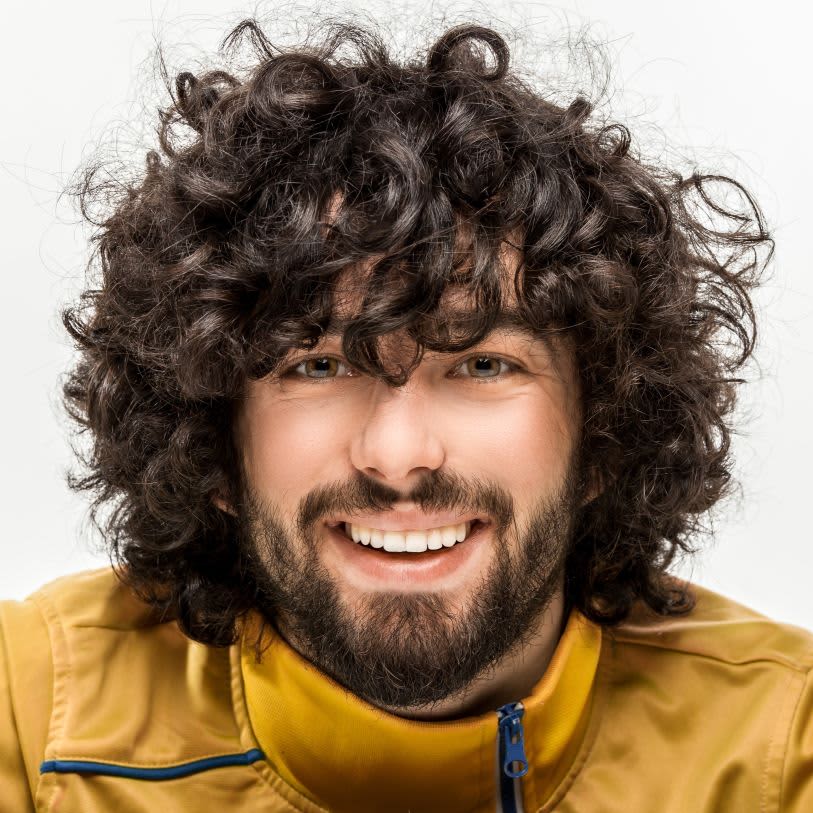 corte de cabelo cacheado masculino com franja