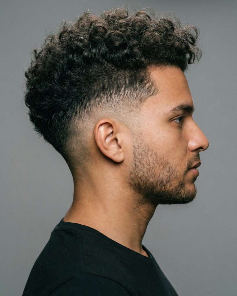 corte de cabelo cacheado masculino com franja