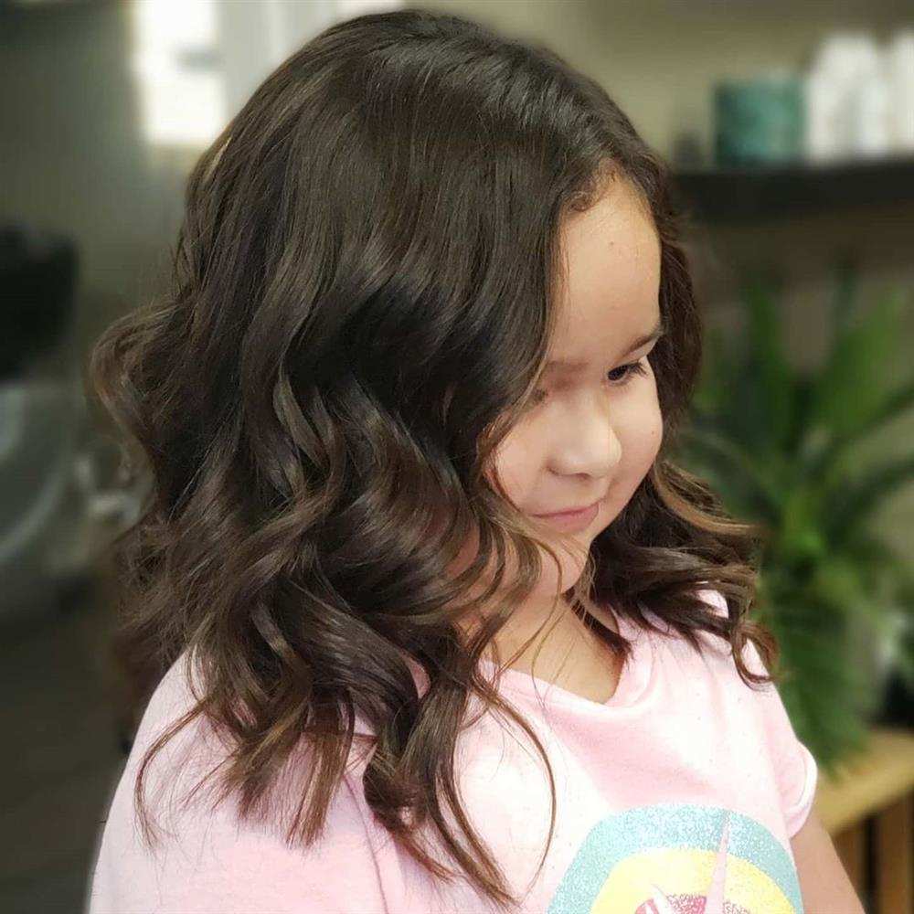 Micro Bob Cacheado Infantil: O Corte Tendência para 2026 e Como Manter