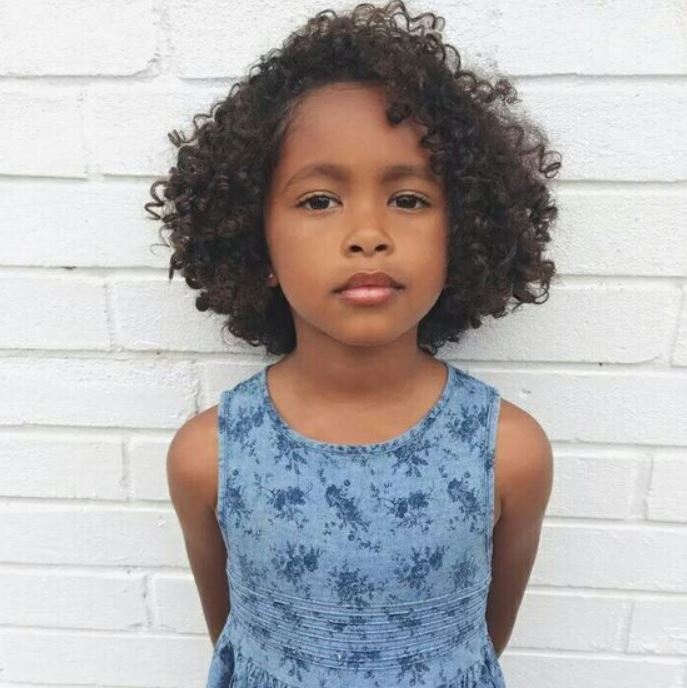 Corte Coração para Meninas Cacheadas: Delicadeza e Volume na Medida Certa