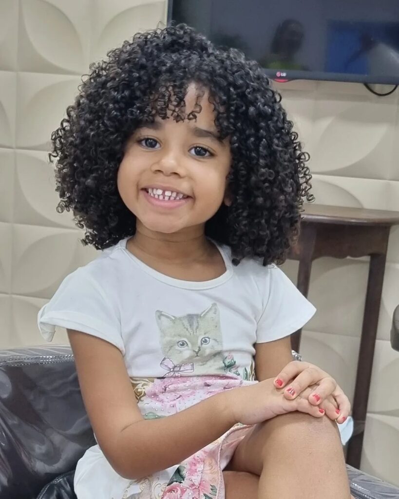 Franja Cortina vs. Mini Bardot: Qual Escolher para sua Filha Ondulada