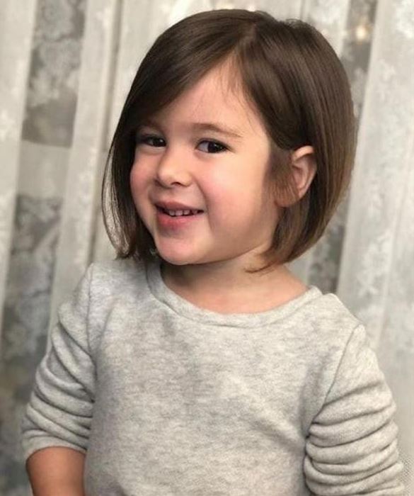 Franja Cortina vs. Mini Bardot: Qual Escolher para sua Filha Ondulada