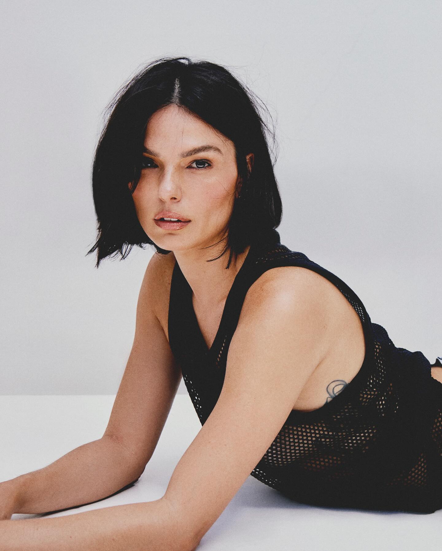 Como Adotar o Cabelo Longo e Ondulado de Isis Valverde em 2026