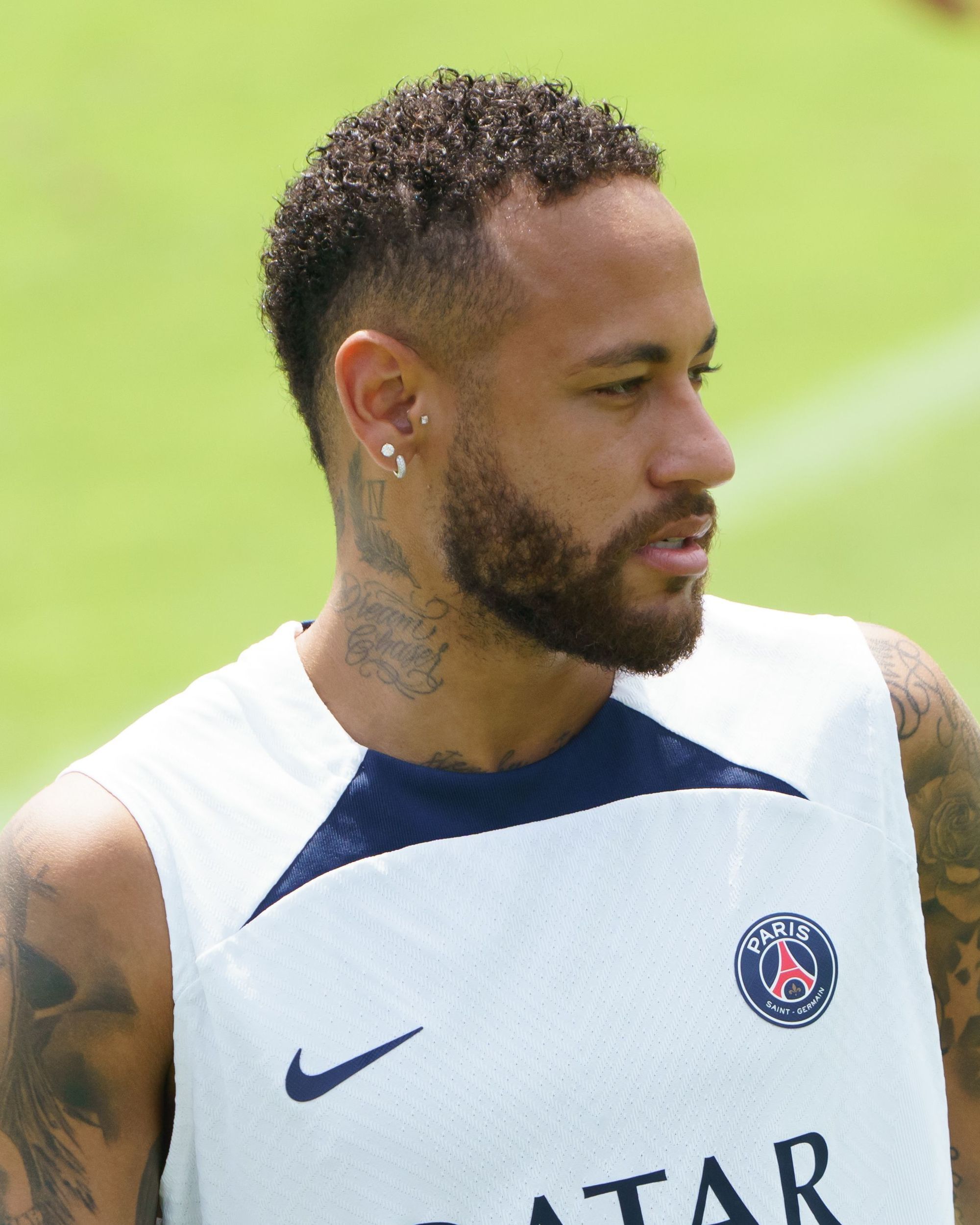 5 ideias de títulos:
1. Corte Jaca Curtinho: O Guia Completo para um Visual Moderno
2. Desvendando o Corte Jaca: Técnicas e Estilos para Homens
3. Como Fazer o Corte Jaca Curtinho Perfeito em Casa
4. Variações do Corte Jaca: Do Clássico ao Freestyle
5. Corte Jaca: A Tendência de Degradê que Você Precisa Conhecer