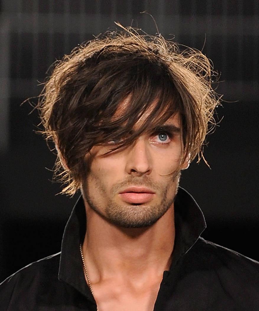 Cabelo cacheado masculino: Os melhores cortes e cuidados para adolescentes
