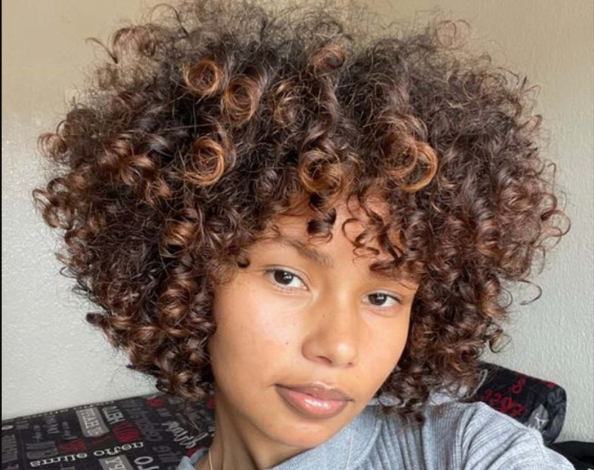 Short Bob com Luzes Mel: Elegância e Suavidade para o Rosto