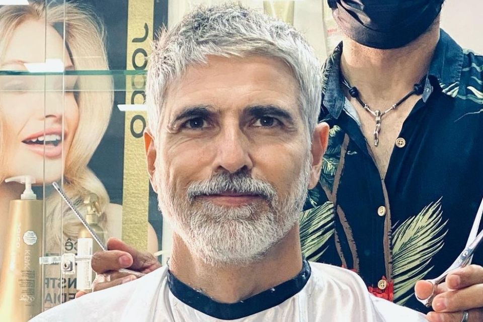 Cabelo Grisalho Médio e Comprido: Dicas de Estilo e Cuidados para Manter o Brilho e Movimento