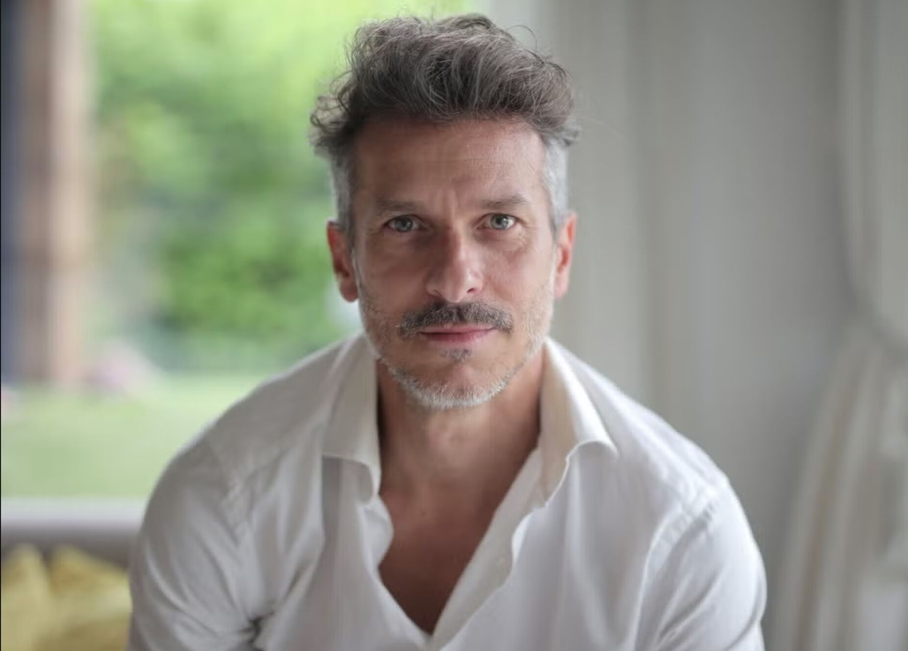 Cabelo Grisalho Médio e Comprido: Dicas de Estilo e Cuidados para Manter o Brilho e Movimento