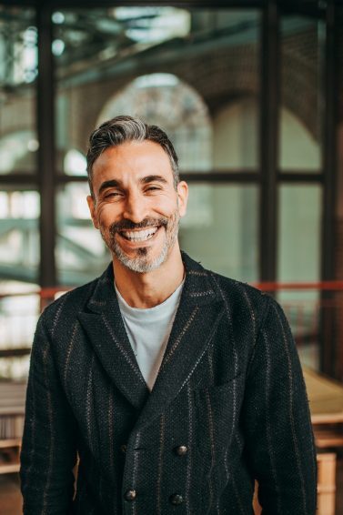 Cabelo Grisalho Médio e Comprido: Dicas de Estilo e Cuidados para Manter o Brilho e Movimento