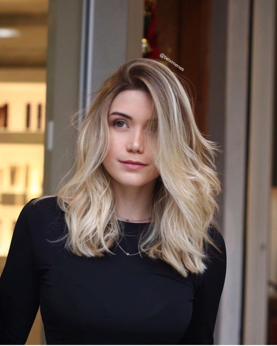 Cabelos Médios Cacheados e Ondulados: Cortes que Valorizam Volume e Definição