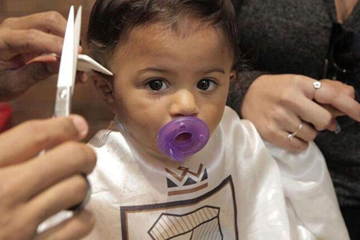 Quando Levar o Bebê para o Primeiro Corte: Idade Ideal e Sinais
