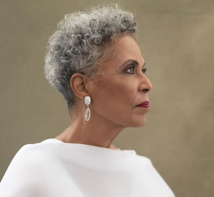 Como escolher a cor de cabelo ideal para rejuvenescer após os 50 anos