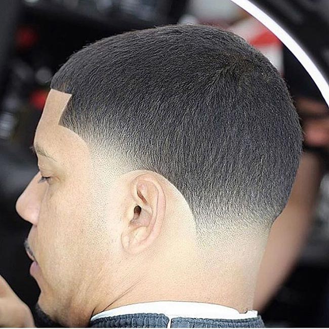 Guia Completo: Como Fazer o Corte de Cabelo na Máquina 1 Perfeito; Corte Social na 1: O Clássico que Nunca Sai de Moda; Degradê com Pente 1: Dicas Essenciais para um Fade Impecável; Buzz Cut: Tudo Sobre o Corte Raspado na Máquina 1 e Sua Manutenção; Dicas e Truques para um Acabamento Profissional no Corte de Cabelo na 1