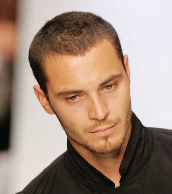 Guia Completo: Como Fazer o Corte de Cabelo na Máquina 1 Perfeito; Corte Social na 1: O Clássico que Nunca Sai de Moda; Degradê com Pente 1: Dicas Essenciais para um Fade Impecável; Buzz Cut: Tudo Sobre o Corte Raspado na Máquina 1 e Sua Manutenção; Dicas e Truques para um Acabamento Profissional no Corte de Cabelo na 1