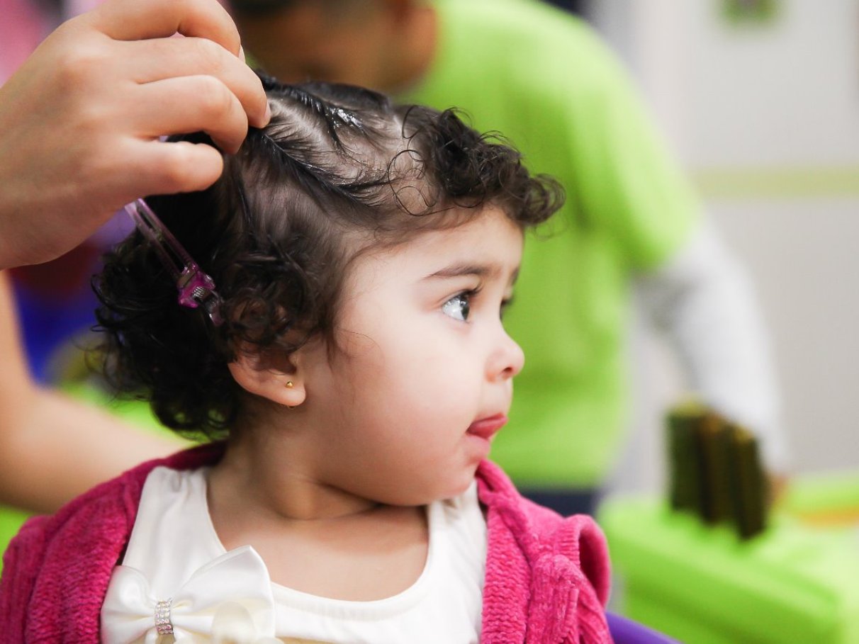 Guia Completo: Como Cortar o Cabelo do Seu Bebê em Casa com Segurança