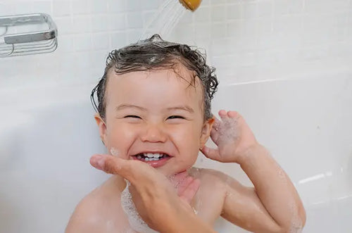 Cortes de cabelo para bebês cacheados: Dicas para definir e controlar o volume