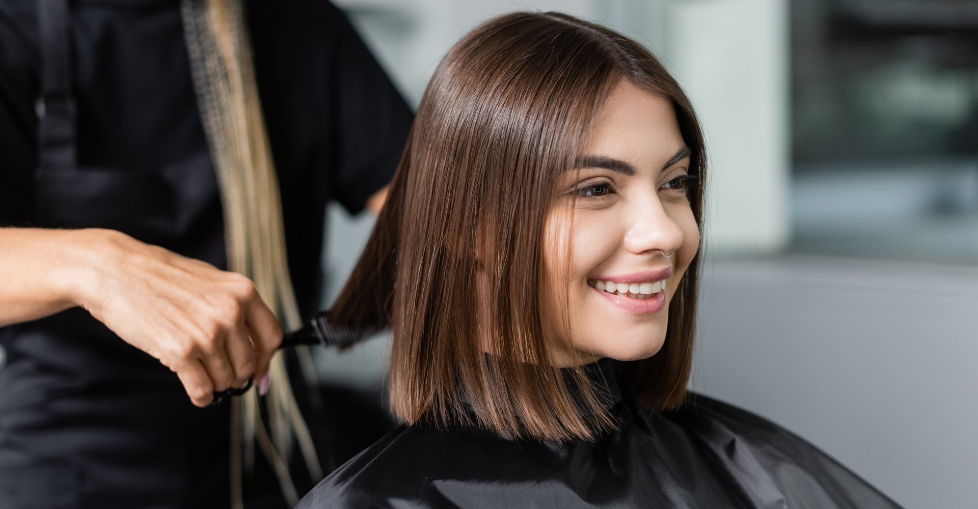 Cabelos longos e em camadas para valorizar o rosto oval