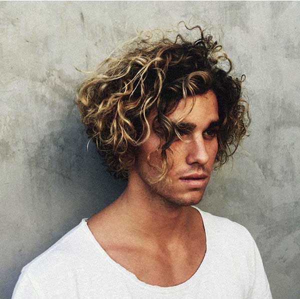 Corte Surfista Cacheado: Valorize a Textura Natural dos Seus Fios