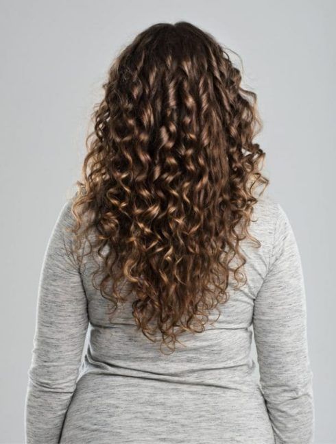 Corte a Seco em Cabelos Cacheados: Por Que é Essencial para o Formato em V