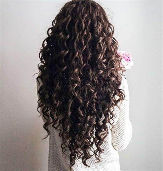 Corte a Seco em Cabelos Cacheados: Por Que é Essencial para o Formato em V