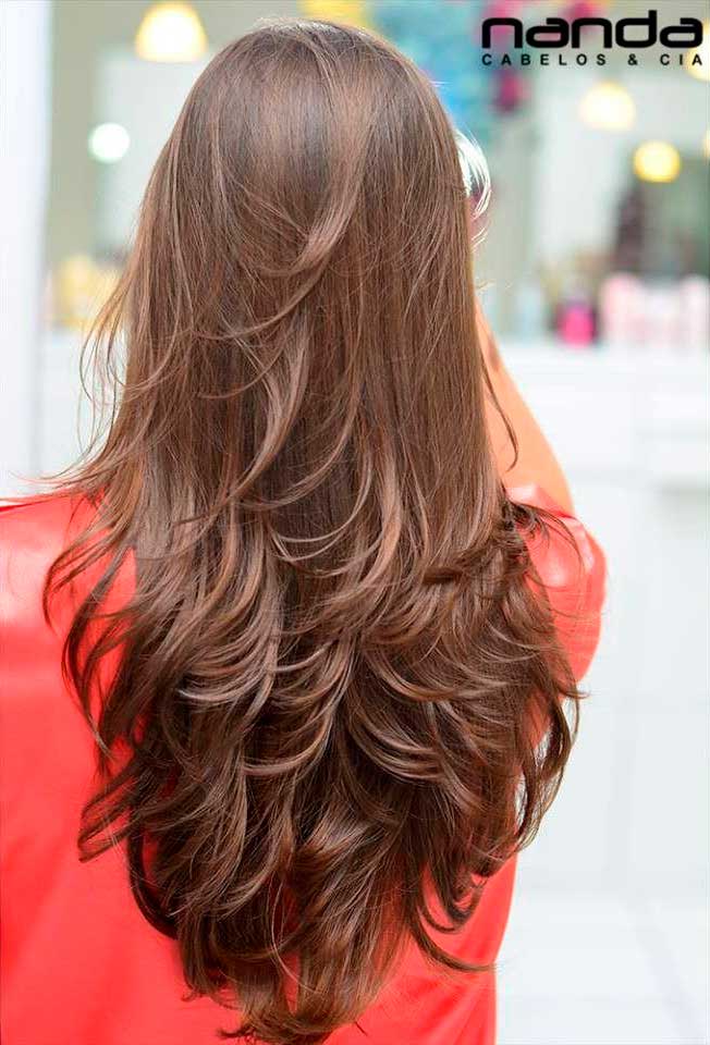 Corte em V para Cabelos Cacheados Longos e Médios: Guia Completo