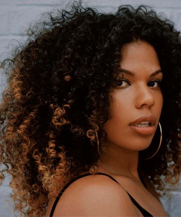 Corte a Seco em Cabelos Cacheados: Por Que é Essencial para o Formato em V