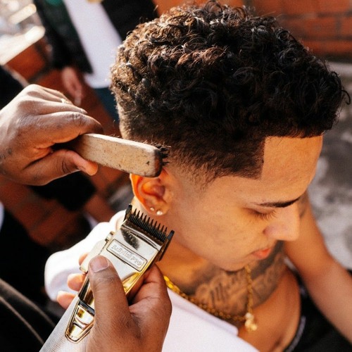 Taper Fade, Tranças Nagô e Mais: Desvende os Estilos Icônicos do Veigh