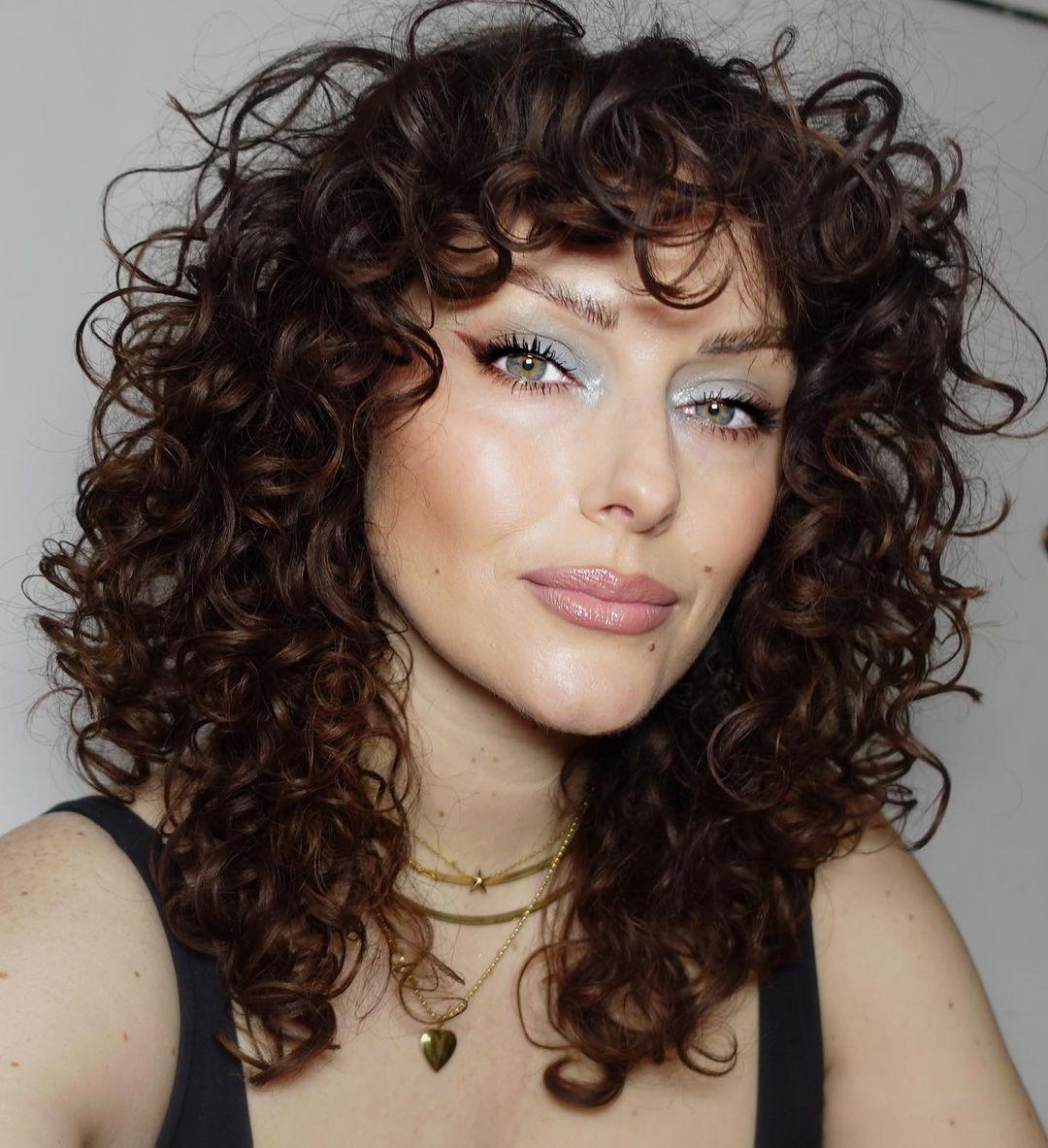 1. Cortes de Cabelo Feminino para o Verão 2026: Tendências e Estilos
2. Cortes Masculinos em Alta para o Verão 2026: Praticidade e Estilo
3. Como Cuidar do Cabelo no Verão: Dicas Essenciais
4. O Retorno dos Cachos Volumosos: Tendência dos Anos 90
5. Cortes de Cabelo Curtos e Médios que Dominarão 2026