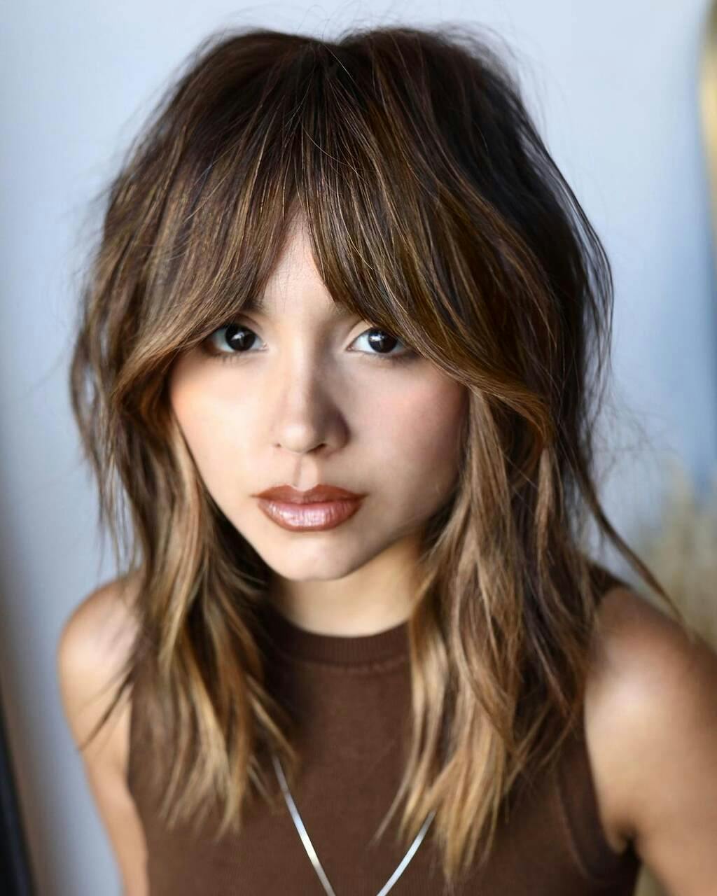 1. Cortes de Cabelo Feminino para o Verão 2026: Tendências e Estilos
2. Cortes Masculinos em Alta para o Verão 2026: Praticidade e Estilo
3. Como Cuidar do Cabelo no Verão: Dicas Essenciais
4. O Retorno dos Cachos Volumosos: Tendência dos Anos 90
5. Cortes de Cabelo Curtos e Médios que Dominarão 2026