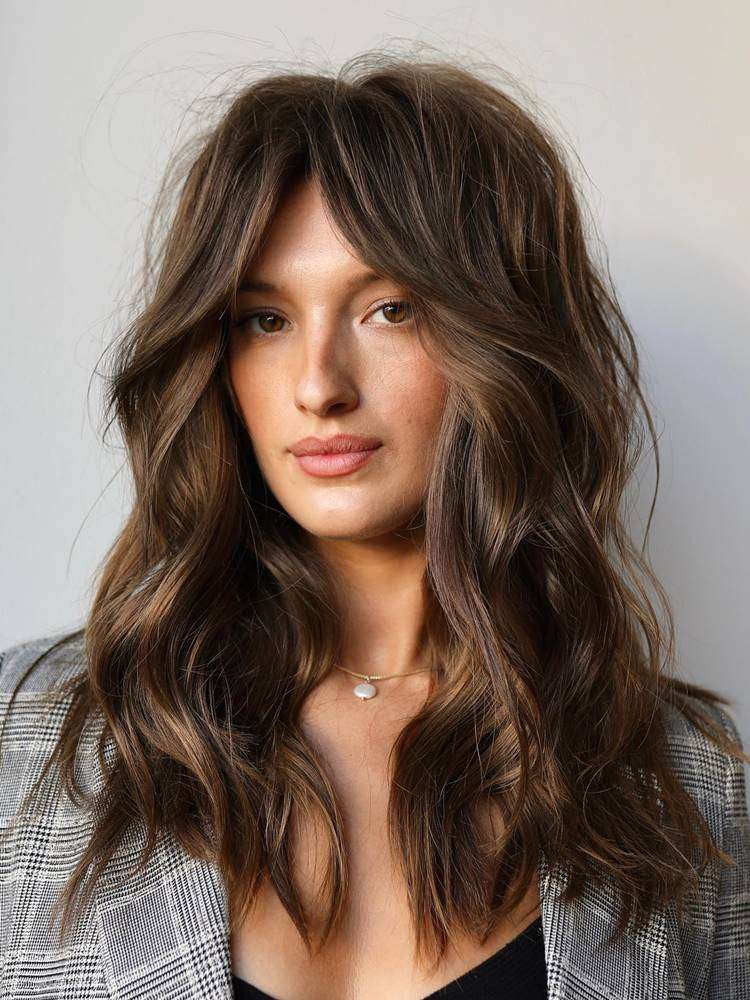 1. Cortes de Cabelo Feminino para o Verão 2026: Tendências e Estilos
2. Cortes Masculinos em Alta para o Verão 2026: Praticidade e Estilo
3. Como Cuidar do Cabelo no Verão: Dicas Essenciais
4. O Retorno dos Cachos Volumosos: Tendência dos Anos 90
5. Cortes de Cabelo Curtos e Médios que Dominarão 2026