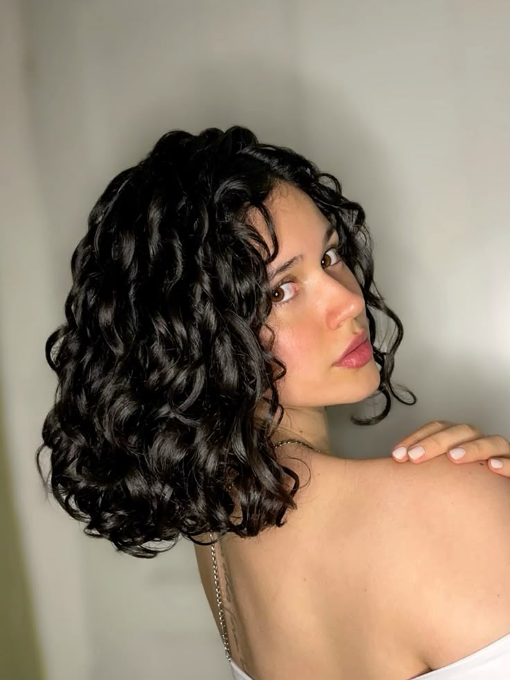 Franjas que Combinam com o Wolf Cut Cacheado: Curtain Bangs e Mais