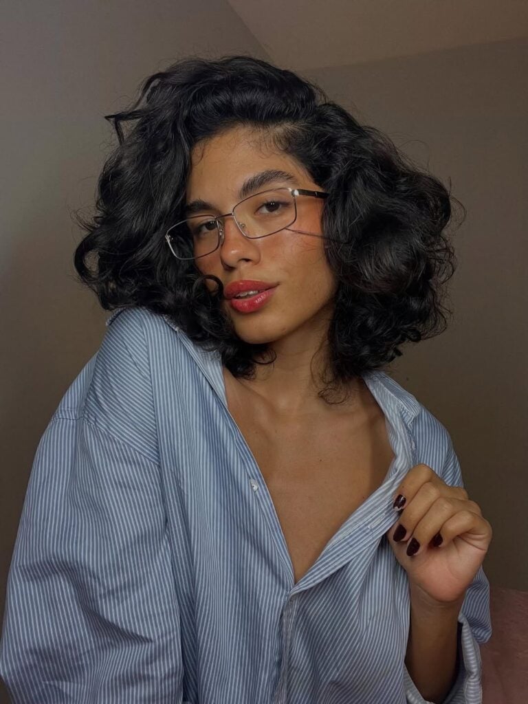 Produtos Essenciais para Finalizar Cortes Y2K em Cabelos Ondulados