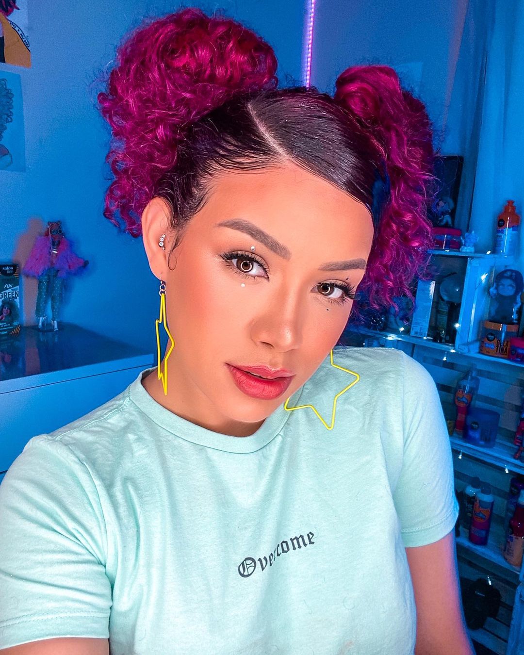 Produtos Essenciais para Finalizar Cortes Y2K em Cabelos Ondulados