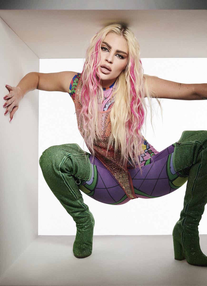 Além do Buzz Cut: Ideias Criativas de Grecas e Cores para seu Cabelo Y2K