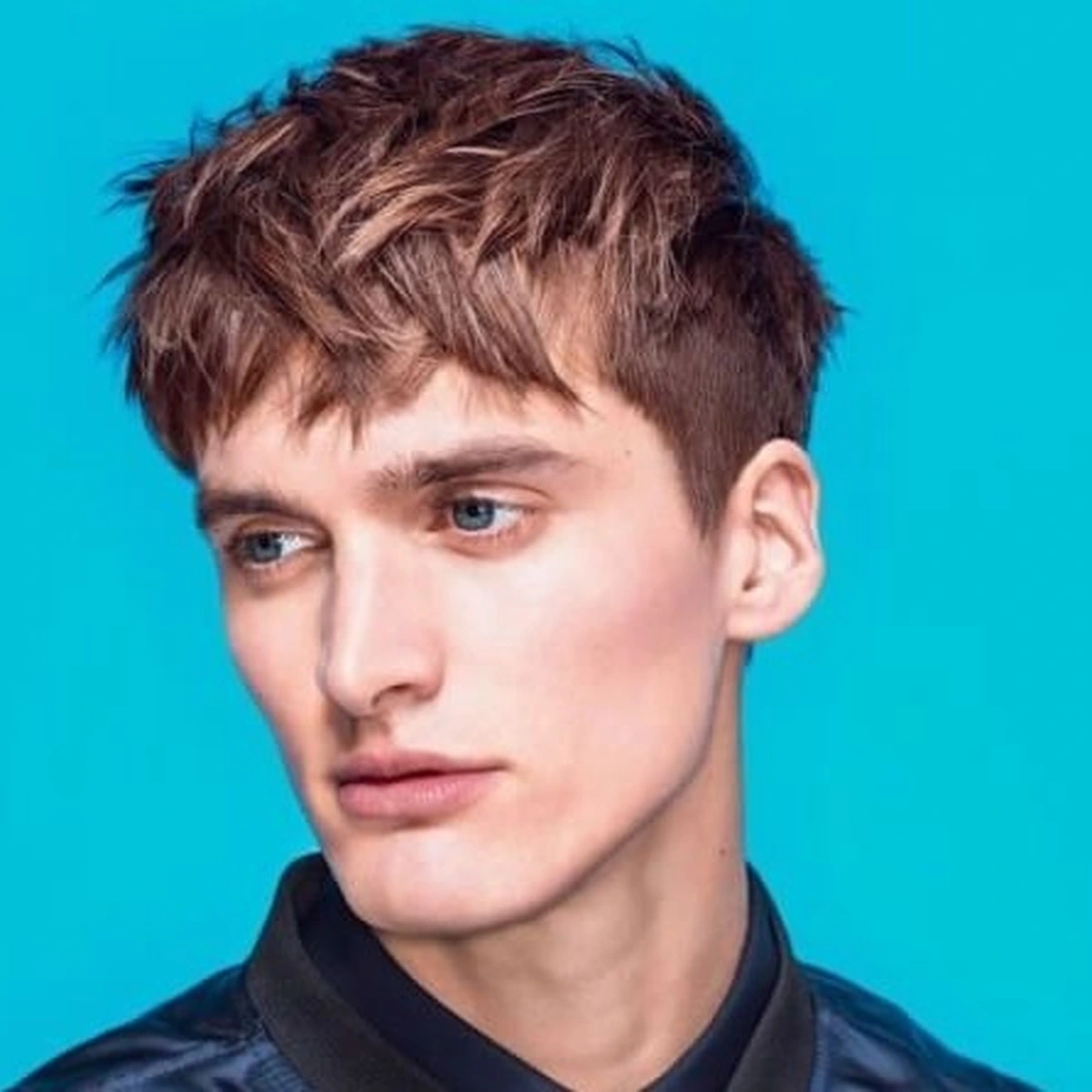 Além do Buzz Cut: Ideias Criativas de Grecas e Cores para seu Cabelo Y2K