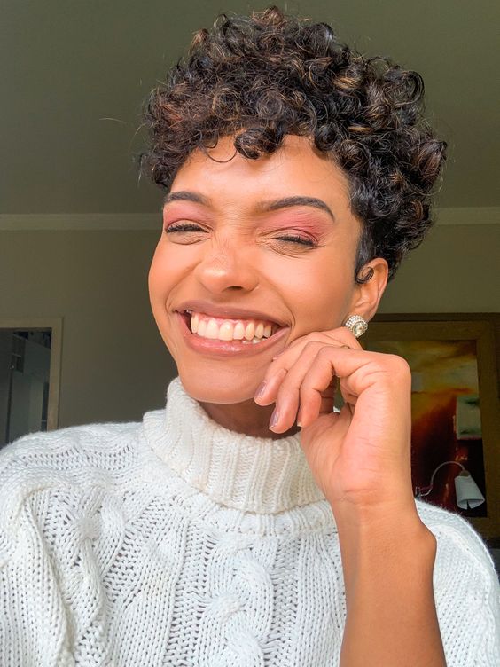 corte pixie cacheado com franja