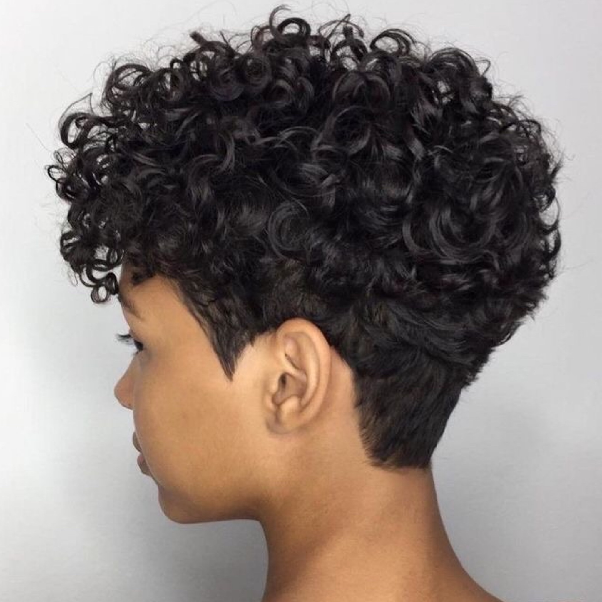 corte pixie cacheado assimétrico