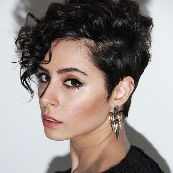 corte pixie cacheado com franja