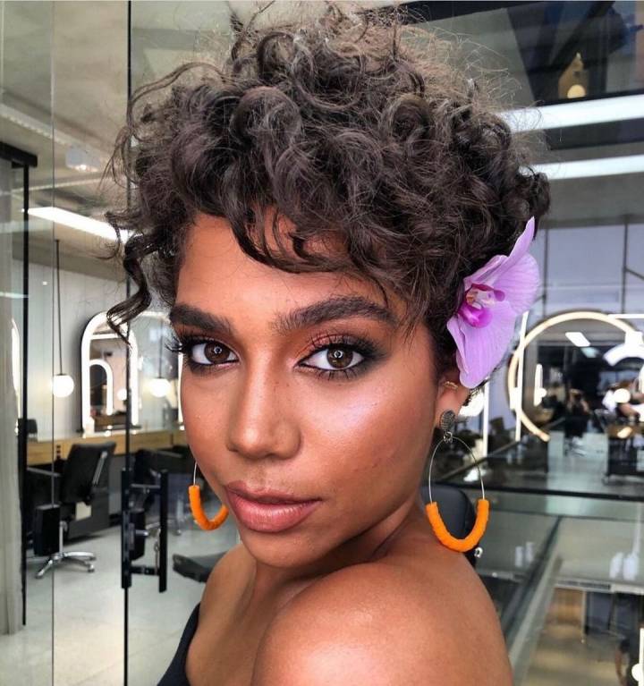 corte pixie cacheado assimétrico