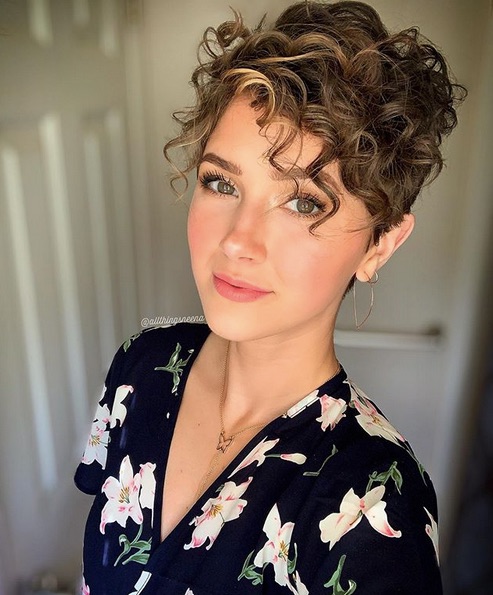 corte pixie cacheado com franja