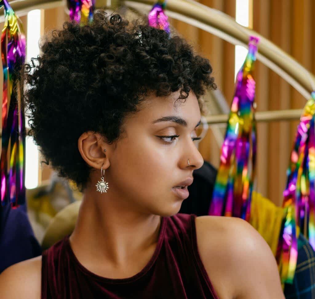 Tapered Cut e Pixie: Os Cortes Curtos que Estão Dominando os Cabelos Crespos