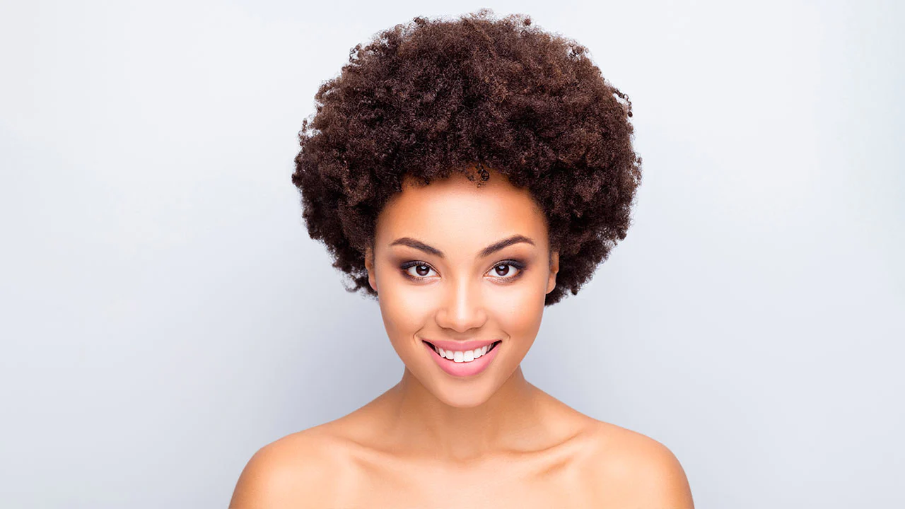 Tapered Cut e Pixie: Os Cortes Curtos que Estão Dominando os Cabelos Crespos