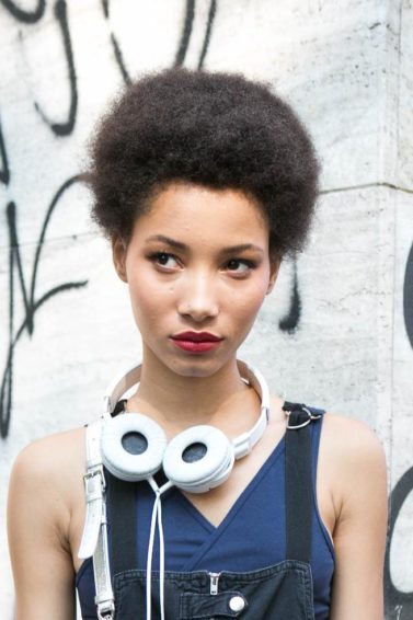 Dicas de Finalização para Cortes Curtos Crespos: Volume, Textura e Estilo