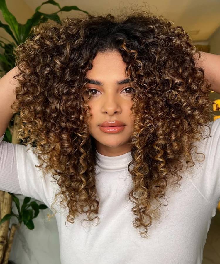 corte cacheado médio feminino