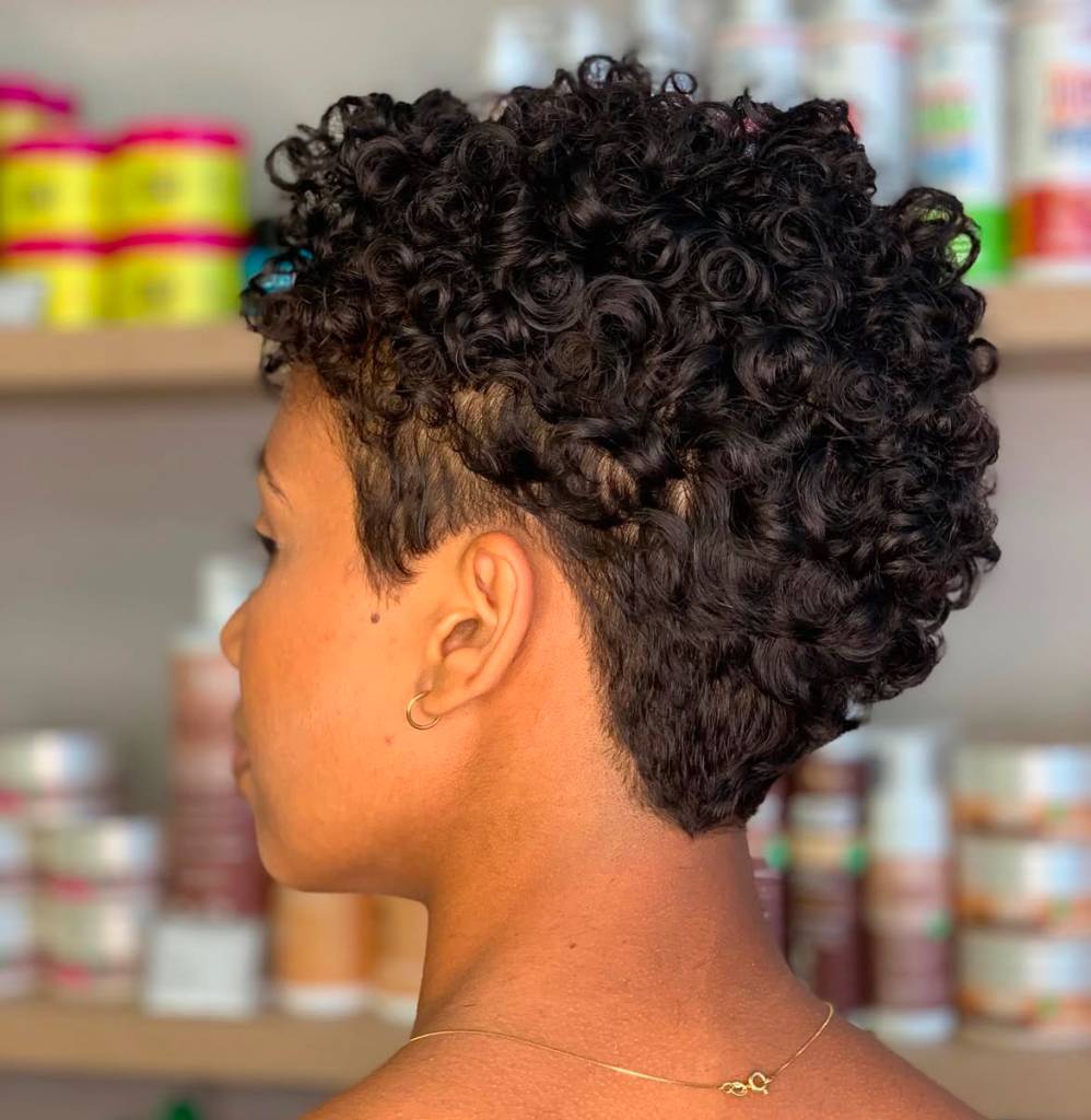 Os Melhores Cortes de Cabelo Cacheado para Valorizar o Volume em 2025