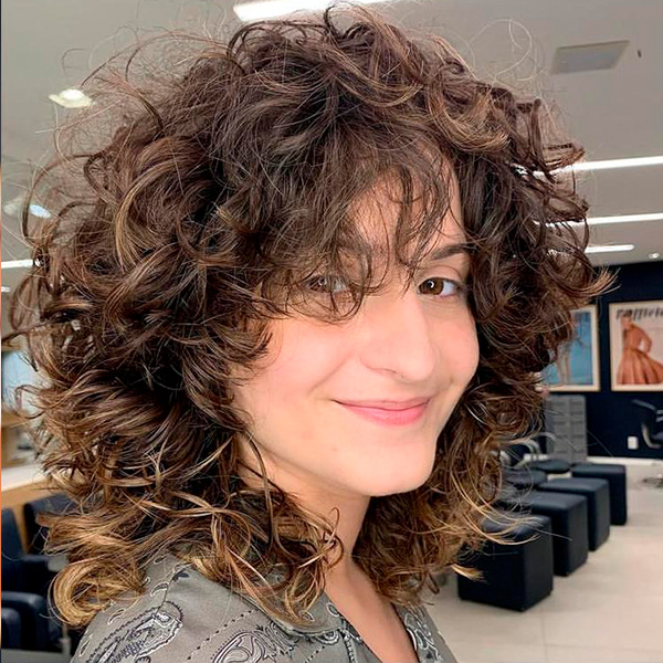 Os Melhores Cortes de Cabelo Cacheado para Valorizar o Volume em 2025