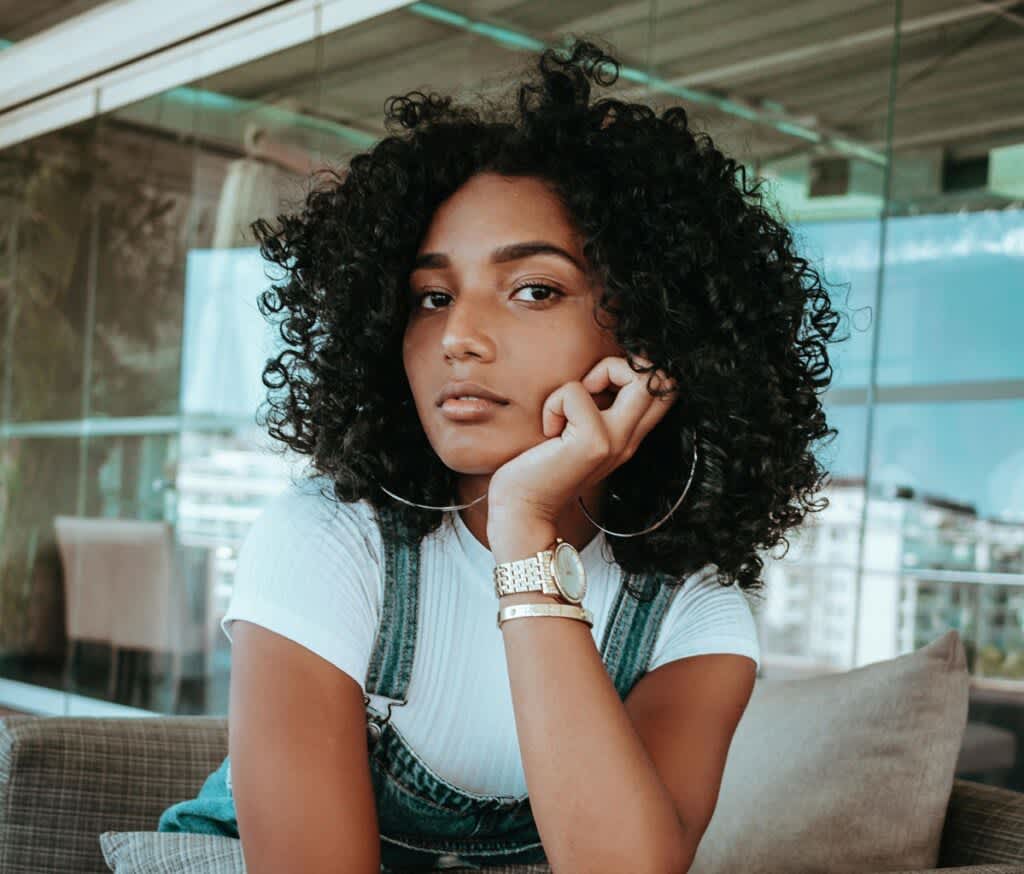 Guia Completo: Cortes de Cabelo Cacheado Curto e Médio para Todas as Curvaturas