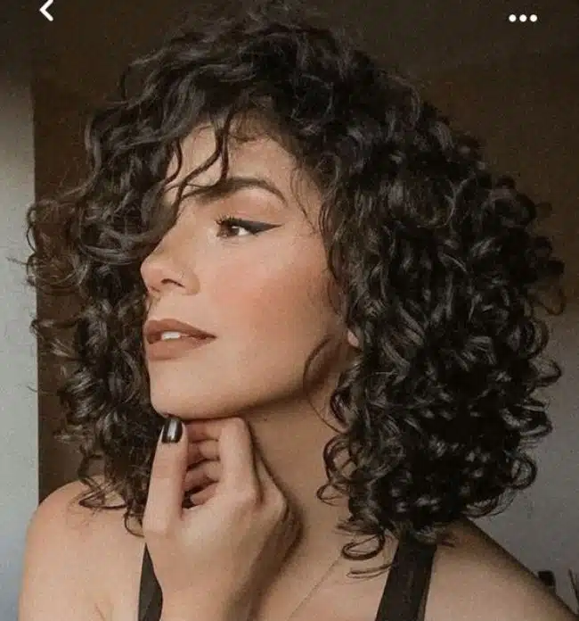 Tendências de Franjas para Cabelos Cacheados: Como Escolher a Ideal